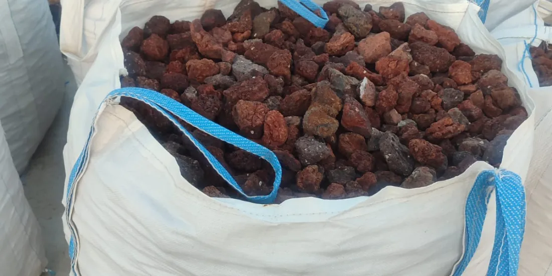 Saca de piedra volcánica roja