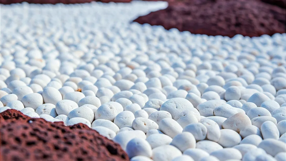 Canto rodado blanco y piedra volcánica roja