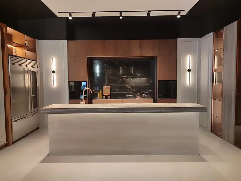 Cocina con frentes y encimera de mármol