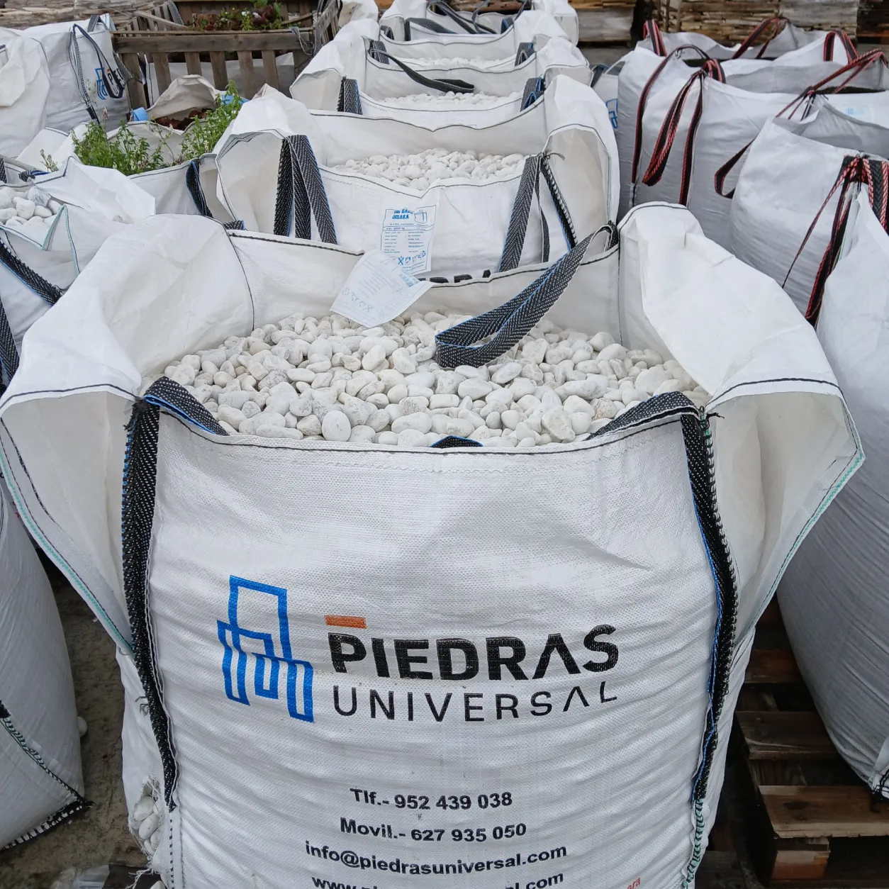 Saca de árido blanco de PiedrasUniversal preparada para entrega