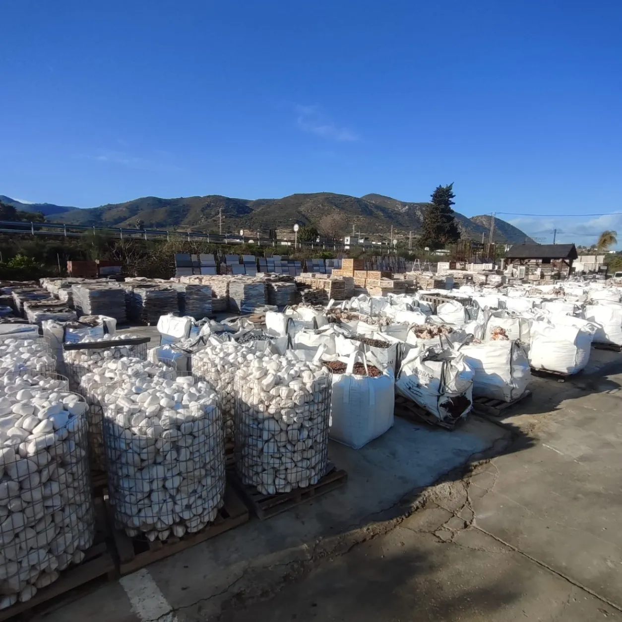 Campa con sacas de áridos y piedra natural
