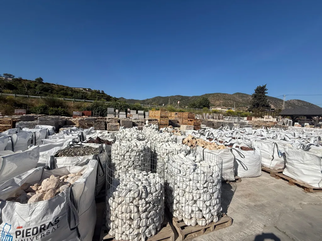 Sacas de piedra natural en la campa del almacén