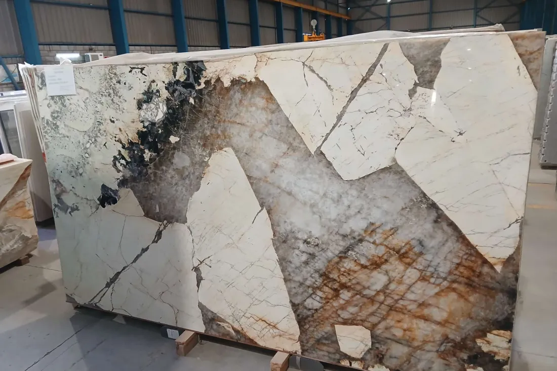 Tabla de piedra exótica blanca con vetas marrones y negras