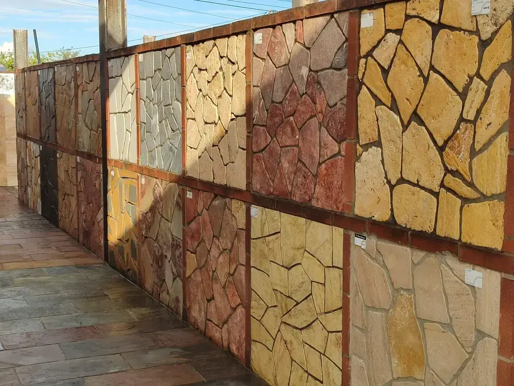 Muestras de laja y piedra irregular para fachadas
