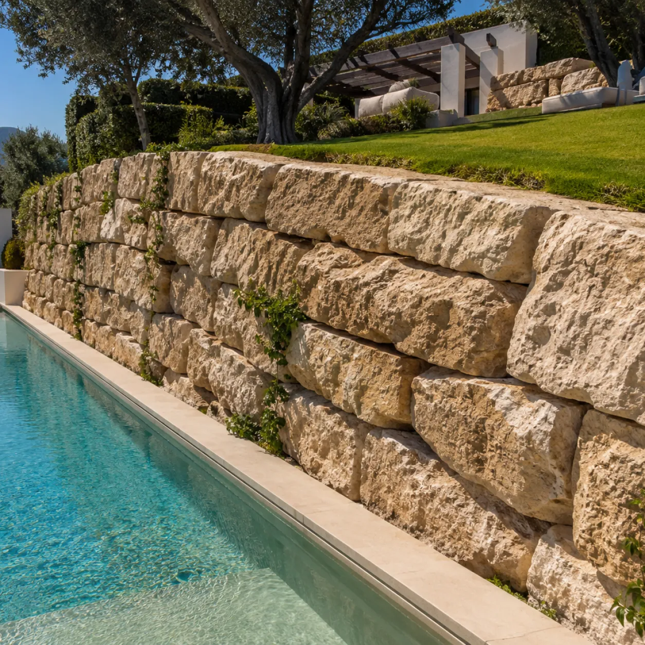 Muro de grandes bloques de caliza junto a una piscina