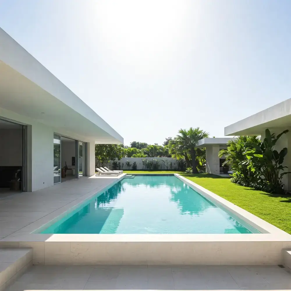 Piscina con coronación y solado de piedra caliza clara