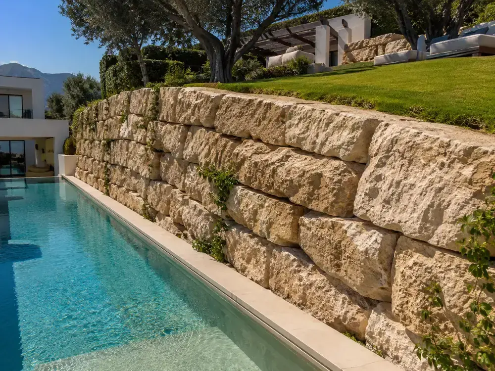 Piscina junto a muro de escollera de piedra