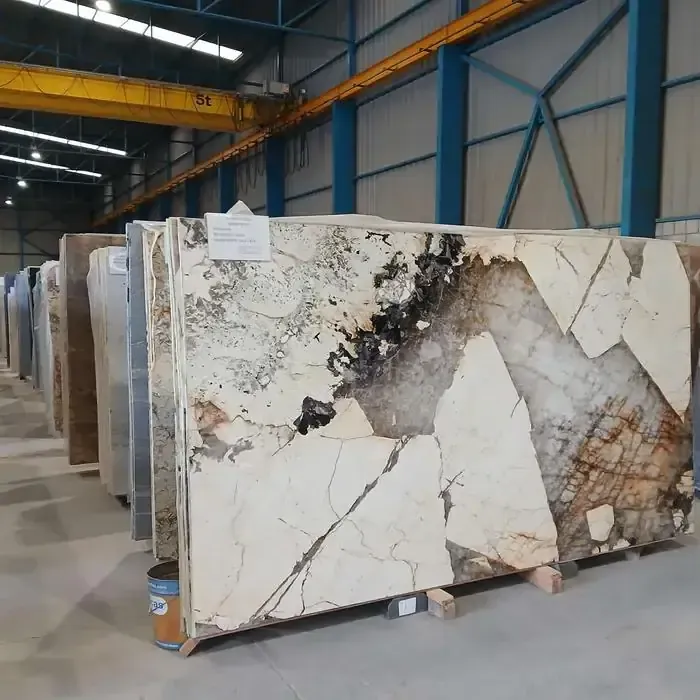 Tablas de mármol en el almacén de PiedrasUniversal