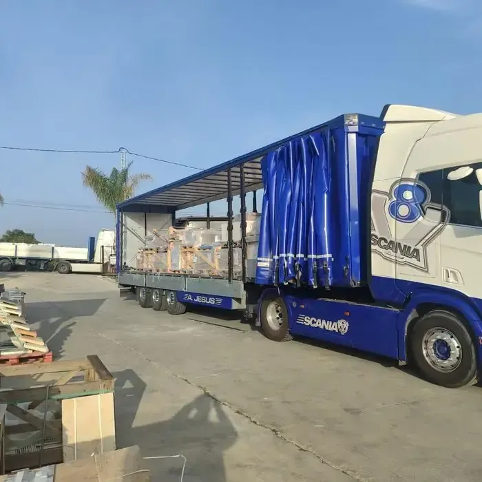 Camión cargando material para una obra