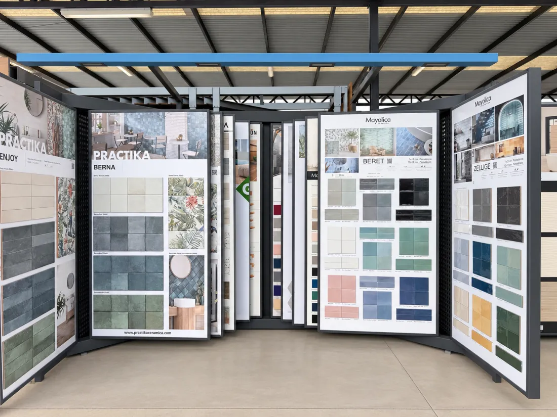 Expositores de azulejos y revestimientos de baño en el almacén de PiedrasUniversal