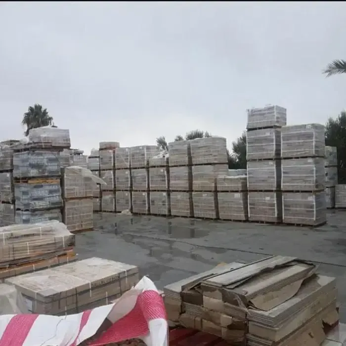 Palés de material apilados en la campa