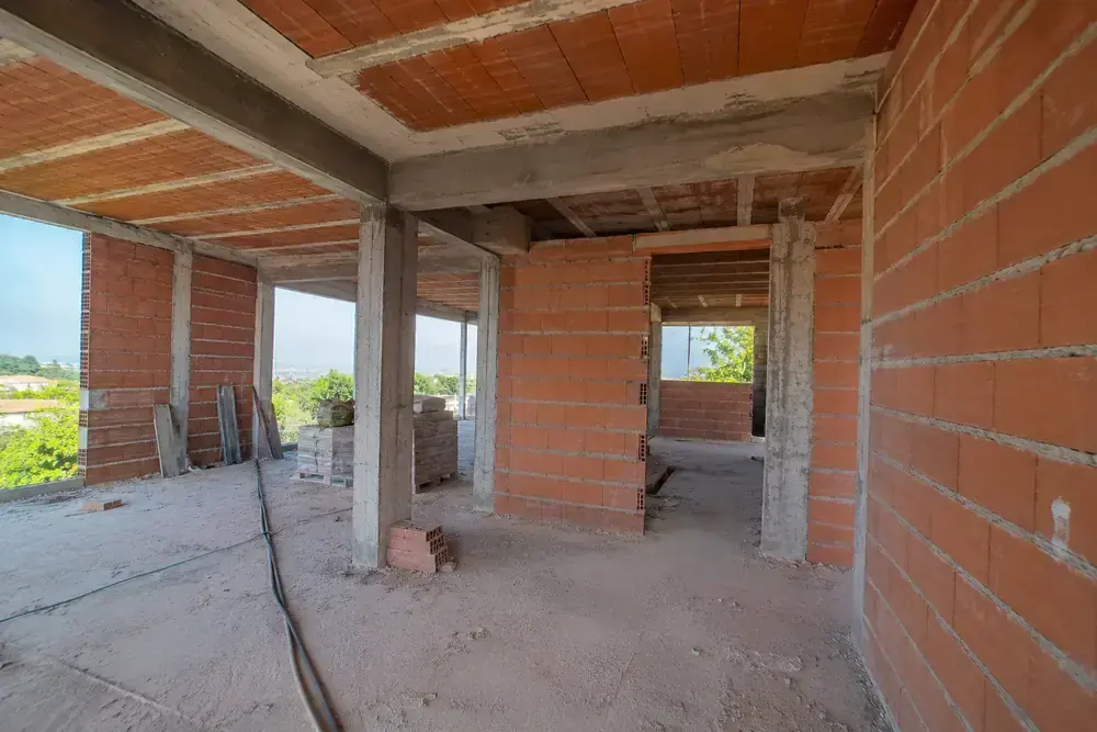 Interior en obra, fase de albañilería